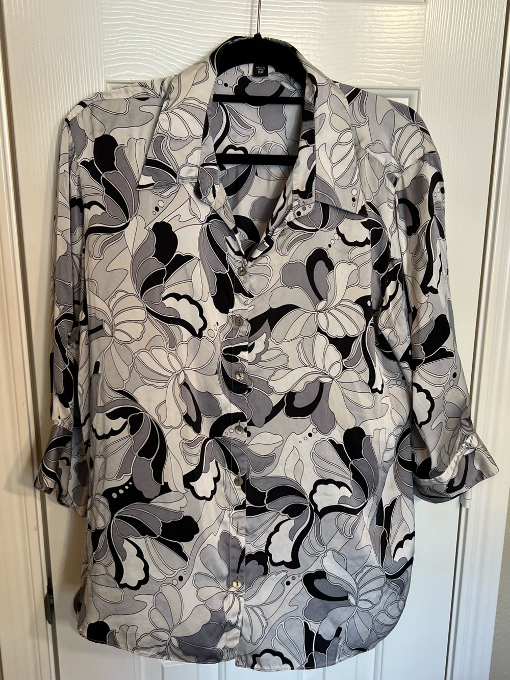 Gray & Black Floral Button-Down Shirt